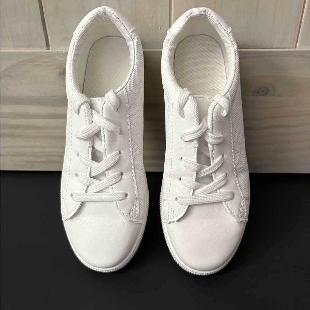Like NEW Classic White Low-Top Sneakers - Picture 6 of 8